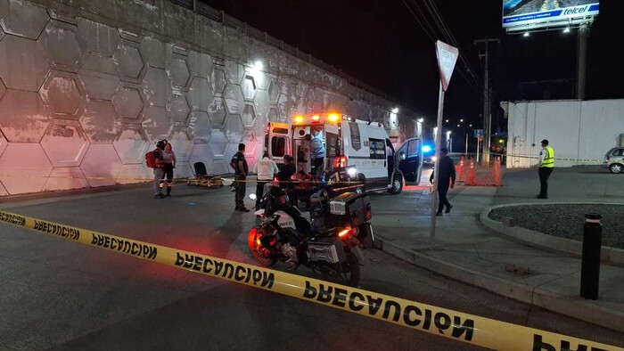 Motociclista muere al salir disparado de puente a desnivel, sobre el Boulevard Industrial