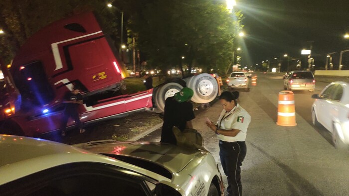 Motociclista muere atropellado por una grúa