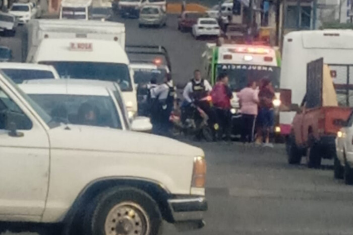 Motociclista queda herida tras choque contra camioneta en la avenida Torreón Nuevo