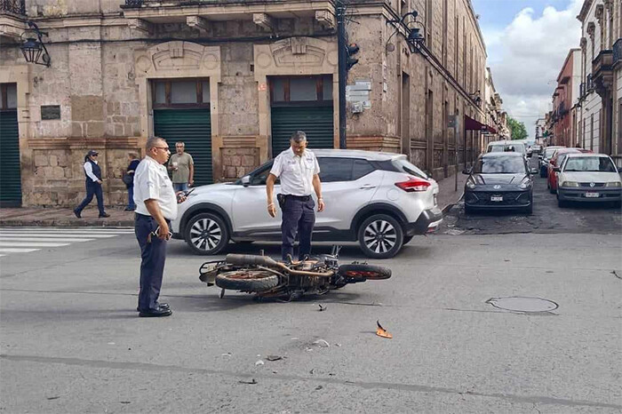 Motociclista queda herido en choque contra auto en el Centro Histórico de Morelia