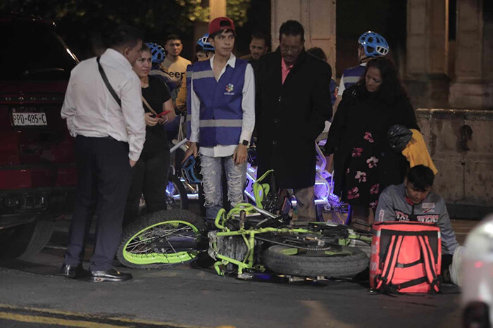 Motociclista queda herido al chocar contra camioneta en el Centro Histórico de Morelia