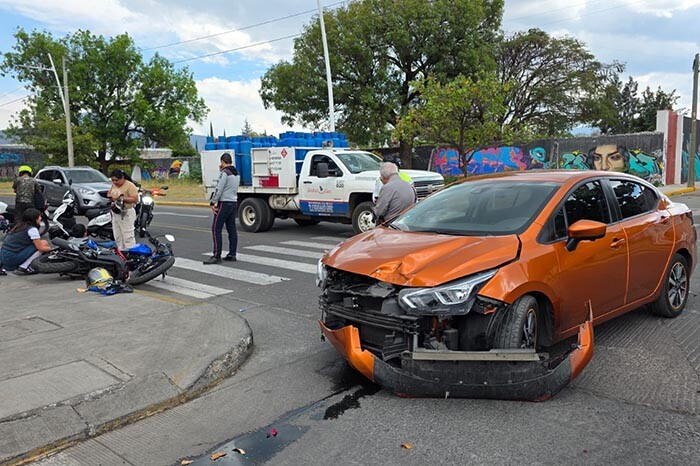 Motociclista queda herido al chocar contra un auto, en Zamora