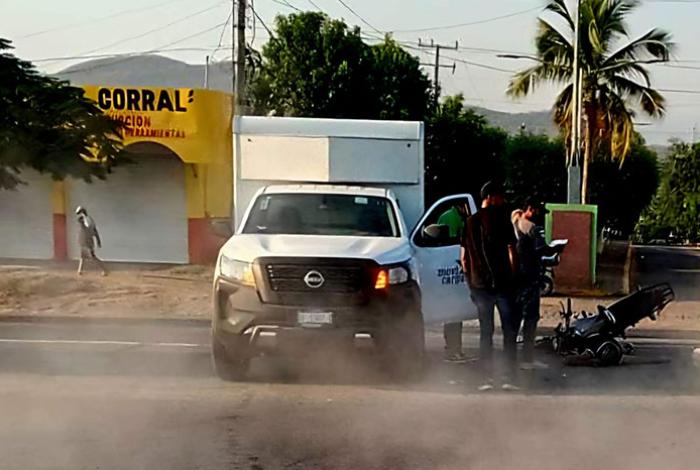 Motociclista queda herido de gravedad al chocar contra una camioneta en Apatzingán
