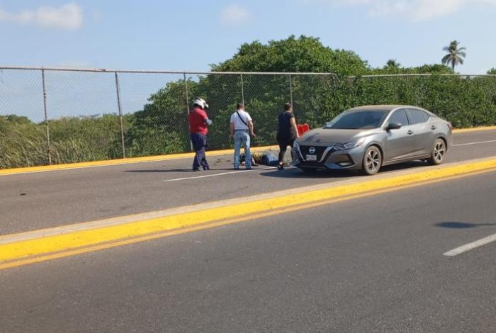 Motociclista repartidor muere al derrapar, en acceso al Boulevard Playero en Lázaro Cárdenas