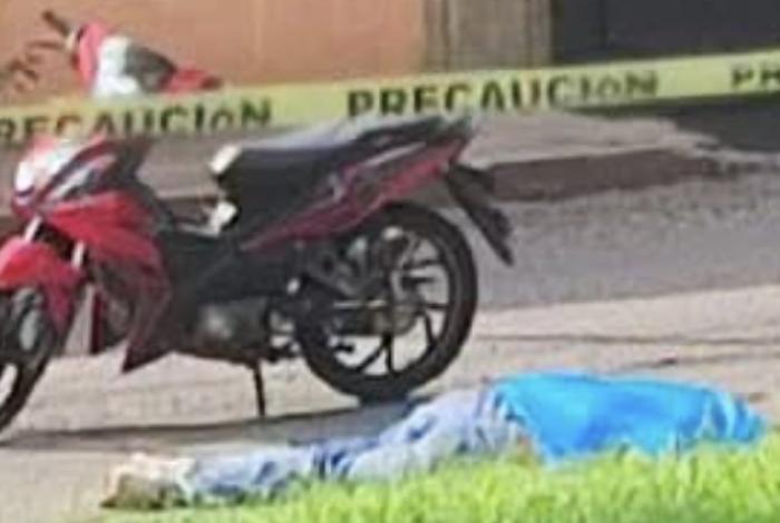Motociclista se  impactar contra una combi en Zamora