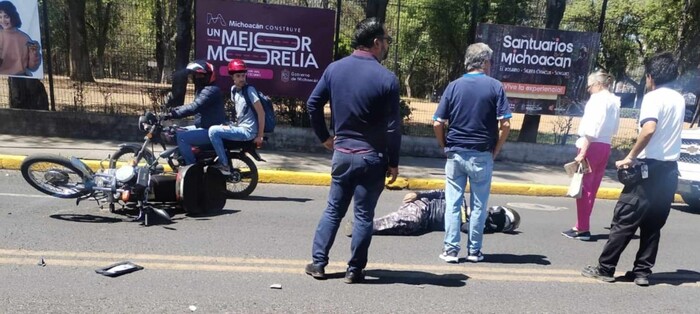 Motociclista sufre accidente en Calzada Ventura Puente, al sur de Morelia