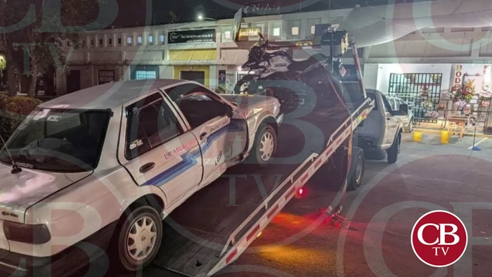 Motopatrullero de Uruapan choca un taxi y queda herido