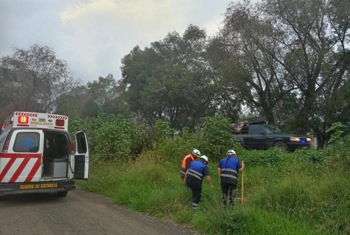 Mu3r3 joven tras derrapar su moto y caer al río, en Huiramba