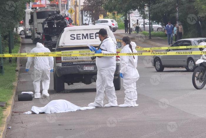 Mu3re adulta mayor al tratar de cruzar por Tres Puentes, en Morelia