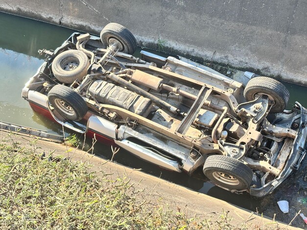 Mu3re chofer al caer con su camioneta en canal de aguas negras