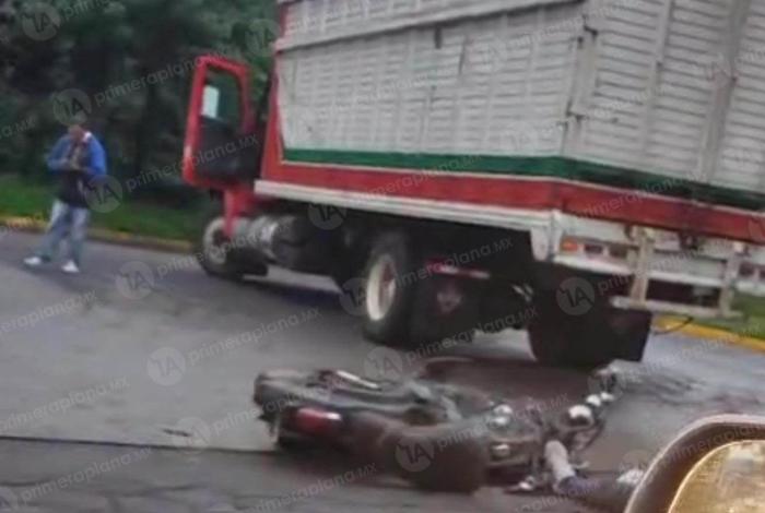 Mu3re motociclista tras chocar con camión aguacatero, en Uruapan