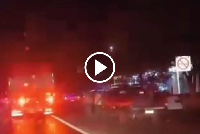 Mu3re motociclista y su copiloto tras derrapar en carretera de Tangamandapio