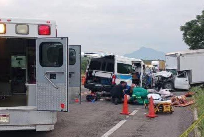 Muer3n cinco integrantes de una familia en accidente en la Siglo XXI
