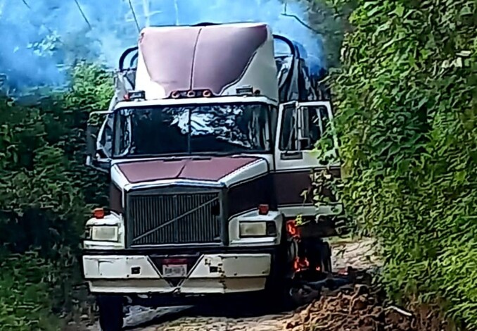 Muere conductor de camión aguacatero electrocutado