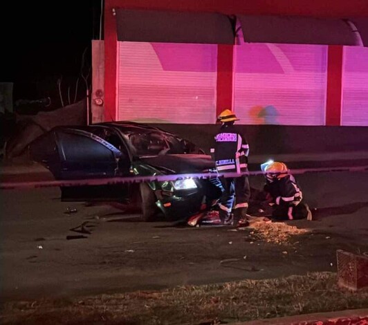 Muere conductor de vehículo tras impactar contra palmera