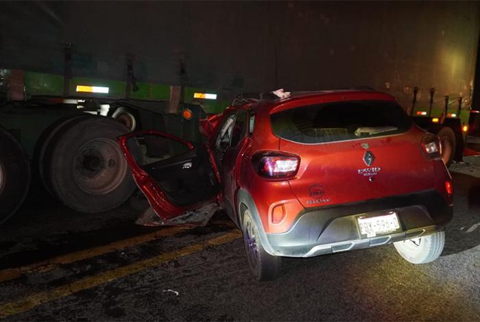 Muere en hospital joven conductor de auto que chocó contra remolque de tráiler, en Zamora
