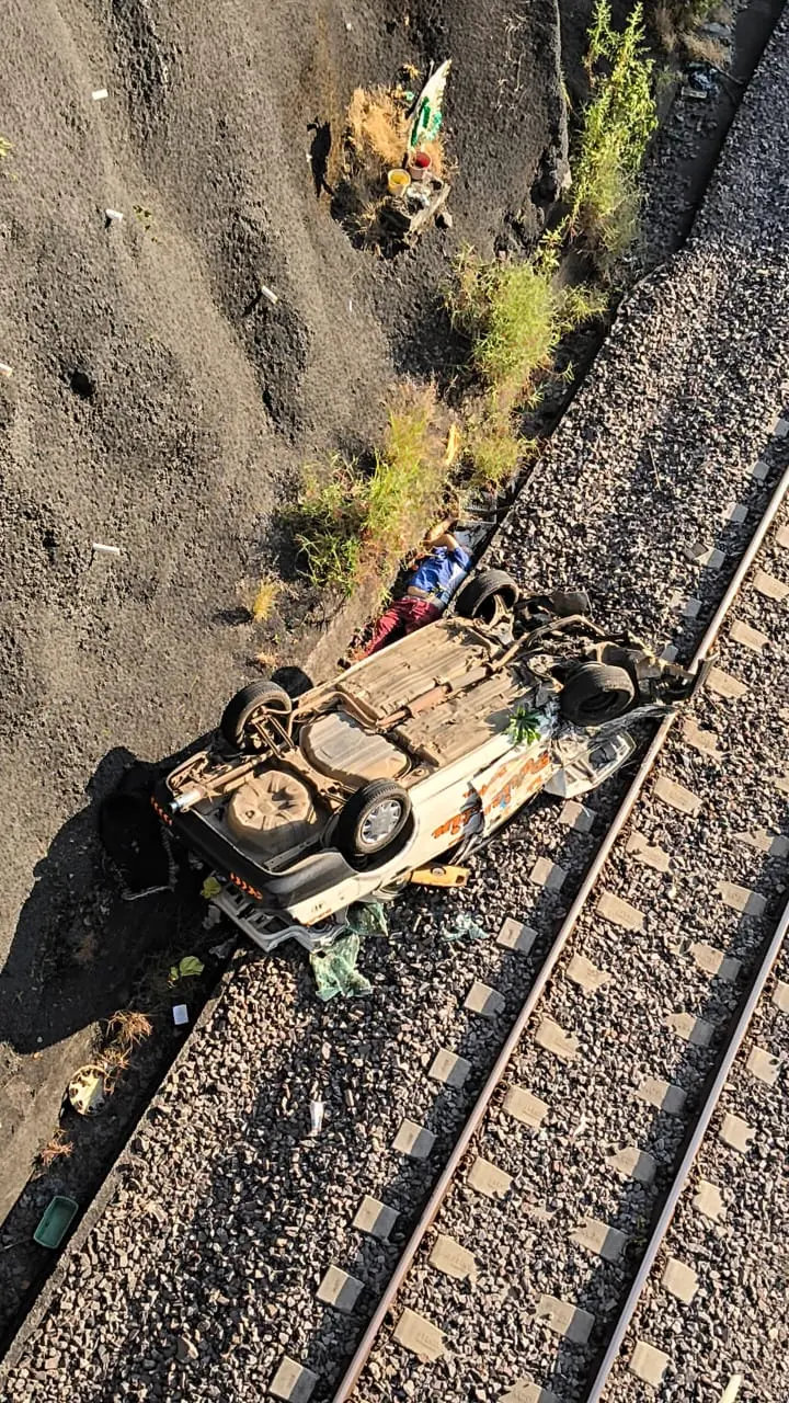 Muere taxista al caer de puente hacia vías del tren en Ziracuaretiro