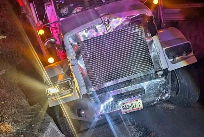 Muere un hombre tras choque entre automóvil y tractocamión en la autopista Siglo XXI