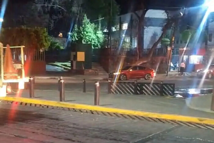 Mueren 2 niños tras incendio de un cuarto en pensión de autos en Morelia