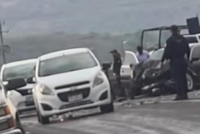 Mueren 2 personas en choque frontal entre vehículos