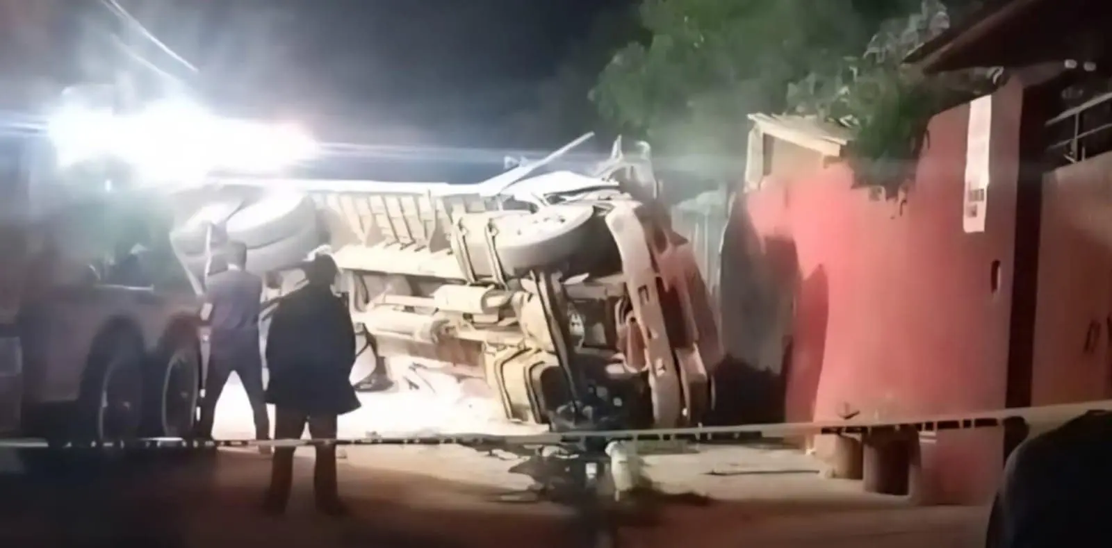 Mueren chofer y copiloto tras volcadura de tráiler