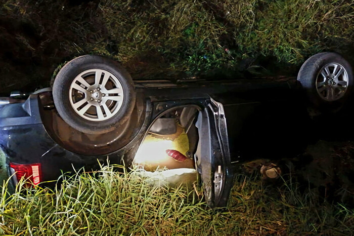 Mueren dos adultos mayores tras volcadura de camioneta que terminó en un canal de riego