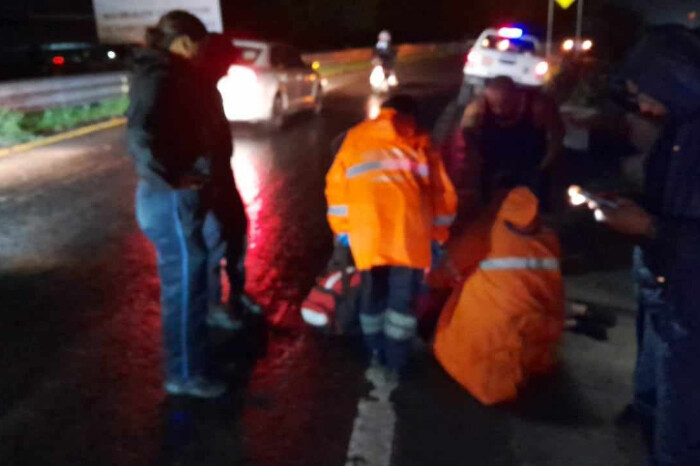 Mujer cae de vehículo en movimiento sobre la Morelia-Salamanca