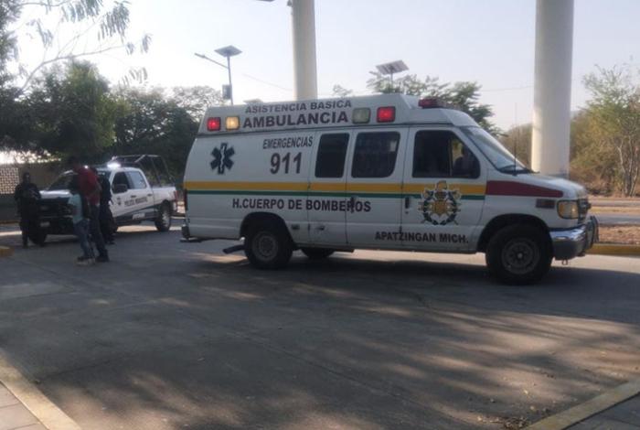 Mujer es hospitalizada tras ser atropellada en pleno centro de Apatzingán