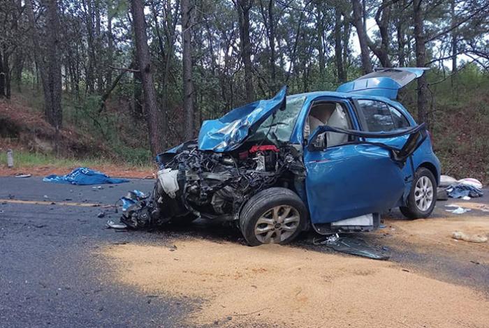 Mujer fallece tras choque entre auto y camioneta en la Morelia-Maravatío; hay un herido