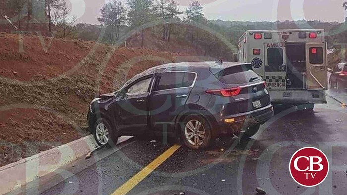 Mujer herida al volcar su camioneta en la Siglo XXI