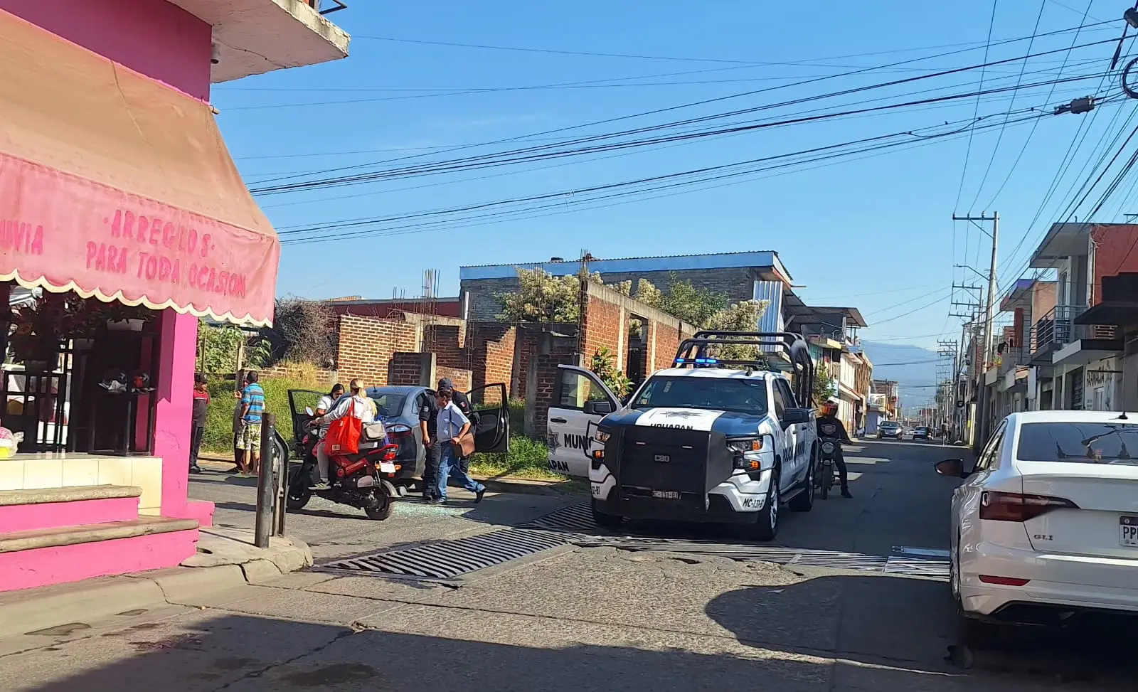 Mujer herida deja choque de patrulla y auto en Uruapan