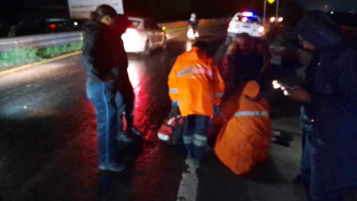 Mujer herida tras caer de la batea de una camioneta