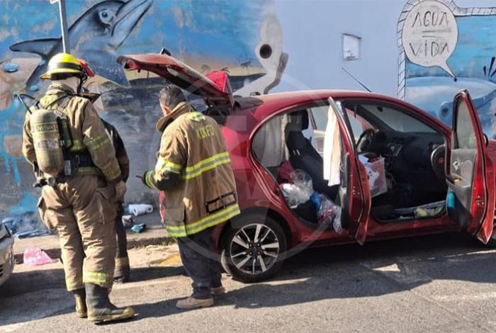 Mujer intenta quemar un vehículo en pleno centro de Uruapan y es detenida por la policía