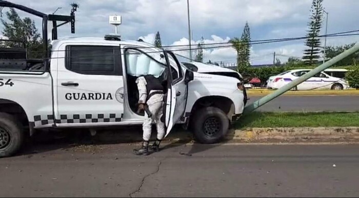 Mujer lesionada en choque entre patrulla de la GN y un taxi