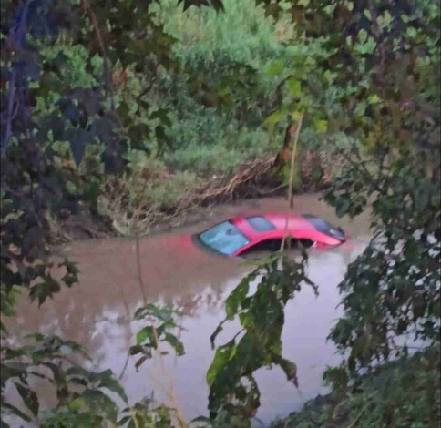 Mujer pierde control de su vehículo y cae sobre Río Grande