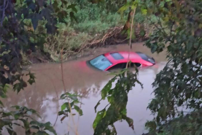 Mujer pierde el control de su auto y se va al Río Grande en Morelia