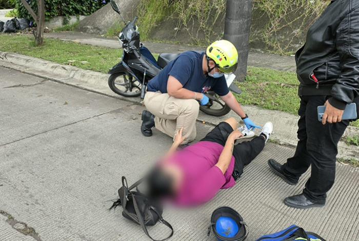 Mujer resulta lesionada al chocar su moto contra una camioneta, en Zamora