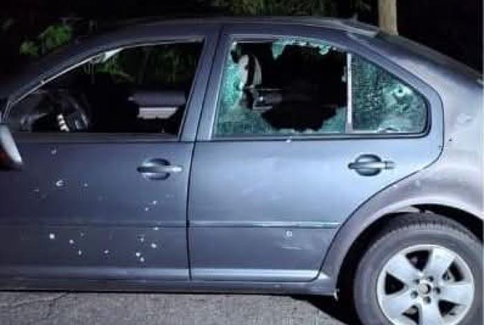 Mujer salva su vida de milagro: sicarios ametrallan su auto y resulta ilesa