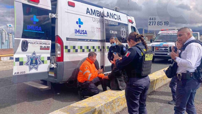 Mujer se cae de una camioneta en movimiento en Morelia