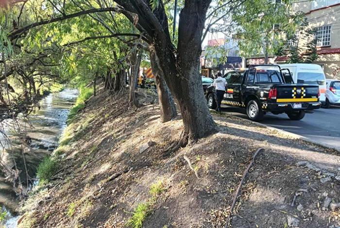 Mujer sufre caída a la orilla del Río Chiquito en Morelia; policías y bomberos la auxilian