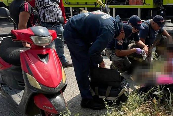 Mujer y 3 menores quedan heridos tras impacto de un carro, en Morelia; los 4 iban en moto