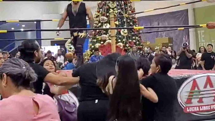 Mujeres protagonizan pelea durante función de lucha libre en Tabasco