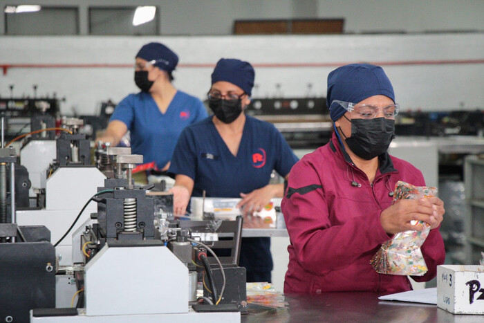 Mujeres trabajan, en promedio, siete horas por semana más que los hombres: Inegi