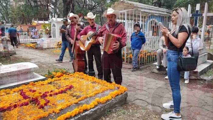 Músicos alegran visitas a panteones en Día de Muertos, en Morelia