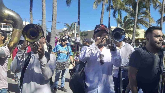 Músicos marchan en Mazatlán a favor de la música de banda