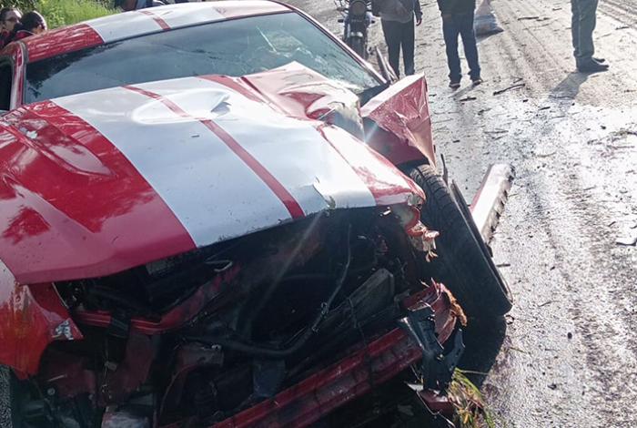 Mustang acaba destrozado tras chocar contra un árbol en la salida a Quiroga