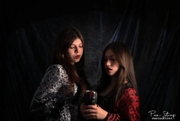 “Nacidas de la Primera Noche”, entre sombras y sororidades, hechiza al público en la Casa Natal de Morelos