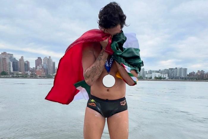 Nadador mexicano David Olvera, impone récord mundial y Guiness en Manhattan