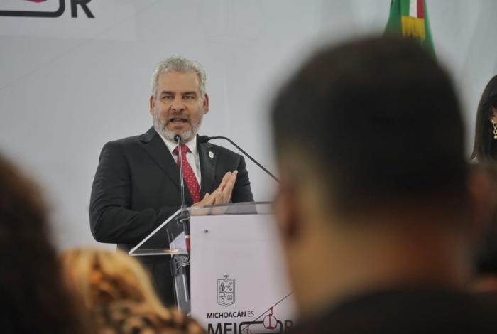 Narcomantas, estrategia de comunicación del crimen para generar pánico: Bedolla