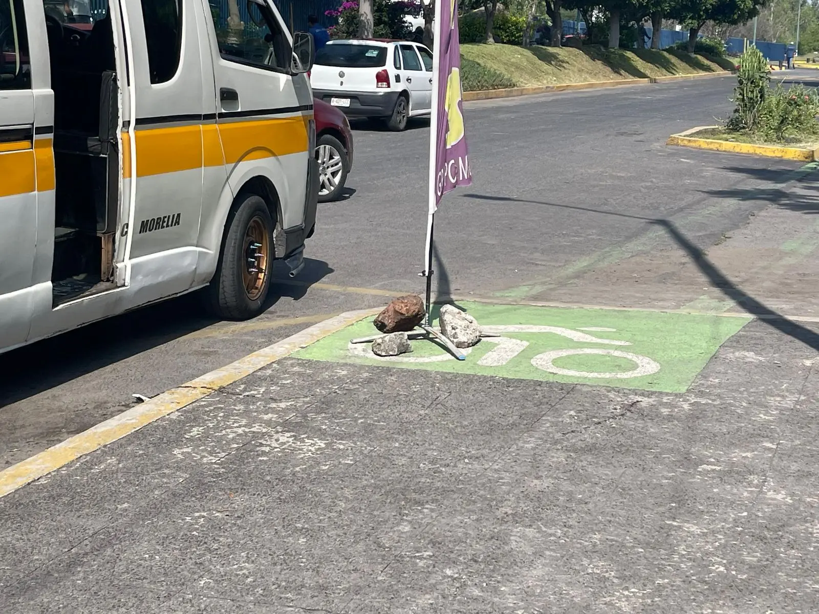 Negocios obstaculizan ciclovía en zonas aledañas a ciudad universitaria